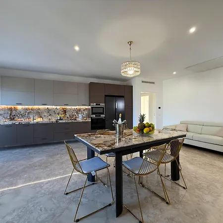 Amira Star Luxury Penthouse تروبيا
