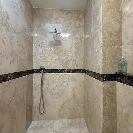 Amira Star Luxury Penthouse تروبيا